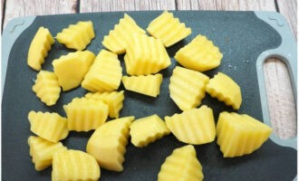 Peel the potatoes and cut them into medium-sized pieces.