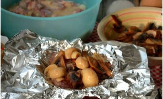 Nous ajoutons également des champignons frits et marinés.