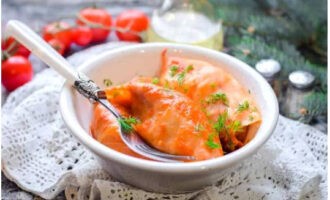 Place the hot cabbage rolls on portioned plates and taste them. Bon appetit!