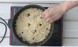 Vous pouvez faire des perforations profondes dans le riz pour permettre à la vapeur de s'échapper.