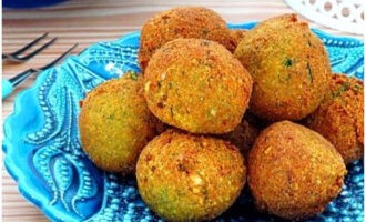 Klasični čičerikin falafel je pripravljen. Postrezite in uživajte!