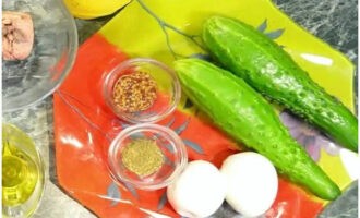 Una ensalada clásica con atún en lata es fácil y rápida de preparar. Hervir los huevos con anticipación, para ello sumergirlos en agua fría y cocinar durante unos 8-9 minutos desde el momento de hervir.