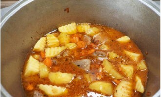 Place the potatoes in the cauldron, add water and simmer covered for about 20 minutes.