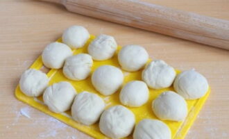 Let's start molding: divide the dough into balls of the same size.