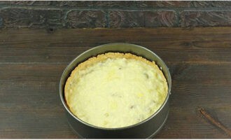 After stirring well, take out the pie and pour the creamy egg mixture over the filling.