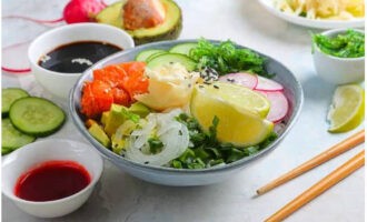 Poke with salmon and avocado according to the classic recipe is ready!