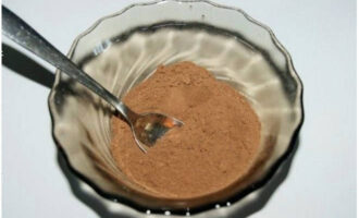 Cake frosting is easy to make at home. First you need to mix the dry ingredients. Pour two teaspoons of cocoa into a bowl.