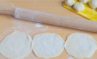 Roll the balls into flat cakes with thin edges and a dense center, diameter from 5 to 8 centimeters.