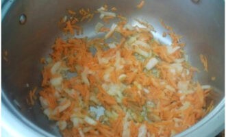 Simmer the remaining onions and grated carrots in a saucepan with butter.