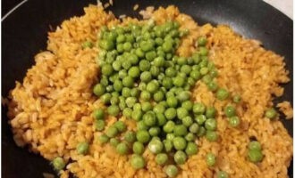 Place green peas in the pan. Cover with a lid to steam the peas.