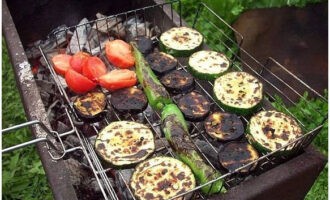 Læg grøntsagerne på grillen og grill til de er gyldenbrune.