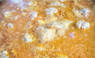 Quindi aggiungere alla zuppa piccole polpette di carne macinata precedentemente preparata, cuocere per altri 8-10 minuti e spegnere il fuoco.