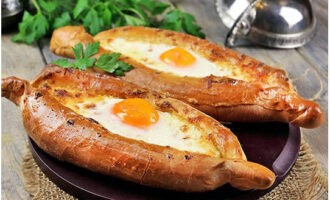 El clàssic khachapuri adjarià està llest. Serviu i gaudiu!