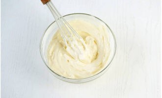 I en dyb skål, brug et piskeris til at kombinere creme fraiche og pulveriseret sukker.