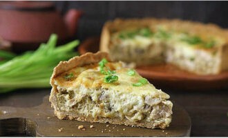 Carefully remove the baked goods from the oven. After cooling slightly, remove from the mold. Transfer to a plate. After cutting the pie, serve it to the table. The appetizing quiche is good in any condition – hot or cold. Bon appetit!