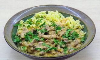 Klasični goveji stroganoff v ponvi je pripravljen. Postrezite s prilogo. Lahko okrasite s svežimi zelišči.