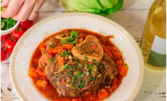 Osso buco according to the classic beef recipe is ready. Place on plates and help yourself!