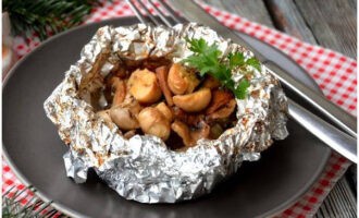 Le porc aux champignons cuit au four est prêt. Vous pouvez le servir à table, garni de verdure !