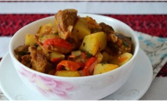 After 2-3 minutes, remove the cauldron from the stove and place the food into portioned bowls. Bon appetit! 