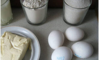 La crema de pastís és molt fàcil de preparar a casa. Traieu la mantega de la nevera amb una mica d'antelació perquè es fongui, llavors serà més fàcil de batre.