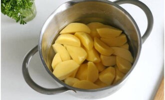 After peeling the potatoes, cut the tubers into slices. Fill it with water and let it cook.