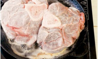 Dip the meat in flour and fry in a frying pan with olive oil and butter.