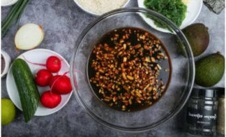 Next, let's prepare the sauce. Mix chopped ginger root, garlic with soy sauce and lime juice.