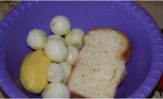 Peel the onions and potatoes. Cut into segments. Soak the bread in milk or water.