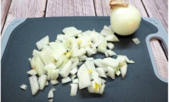 Peel the onion and finely chop it with a knife.