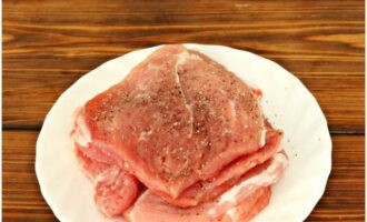 Enxágue e seque a carne, corte em porções e bata com um martelo de cozinha, tempere com pimenta moída e sal dos dois lados.