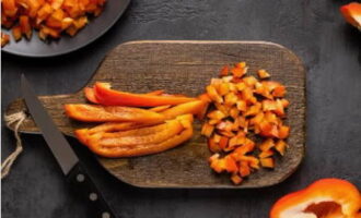 Rinse the sweet pepper, remove the white membranes and seeds, and cut the pulp into cubes.