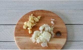 After peeling the garlic and onions, chop them finely.