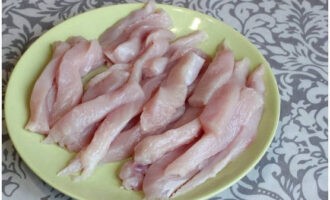 After rinsing and drying the fillet, cut into strips.