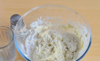 Pour the flour into a deep bowl and make a well in the center, break the egg into it, pour in water and add salt.