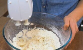 Vierta agua tibia y aceite vegetal. Mezclar la mezcla con una batidora o a mano.