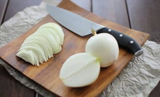 Cut the peeled onion into the thinnest half rings.