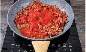 Hell tomatsaus og et halvt glass renset vann i den halvferdige kjøttdeigen. Etter å ha rørt og kokt opp, la sausen småkoke i en halvtime. Bolognese saus er klar.