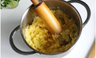 After cooling the potatoes a little, crush them with a masher or punch them with a blender.