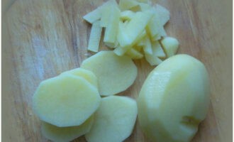 Descasque as batatas e corte em tiras.