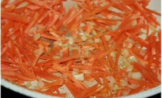 After peeling the vegetables, cut them as you like. Fry the onion in heated sesame oil. Next add carrots. Simmer until vegetables are soft.