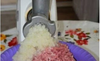 We twist vegetables, soaked bread and meat into minced meat. For a more delicate consistency, repeat the procedure again.