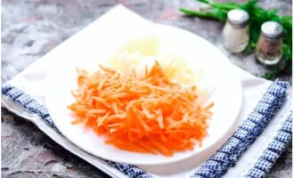 Peel and chop the onion and carrots: chop the onion randomly, and grate the carrots on a coarse grater. Fry the prepared ingredients in vegetable oil until soft and golden.