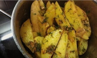 Drain the broth from the potato wedges, pour in the prepared mixture and stir vigorously.