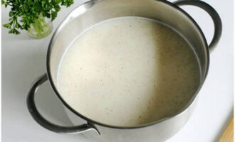 Transfer the puree to a larger saucepan. Pour in broth and cream. Season with spices. Place it on the burner and let it boil.