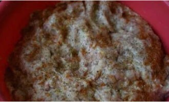 Season the minced meat and knead thoroughly for about 10 minutes. Let it sit for 20 minutes and swell. You can put it under film and in the refrigerator.