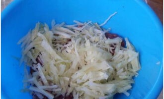 We supplement the minced meat with a small amount of chopped scalded cabbage. This will make the filling more juicy.