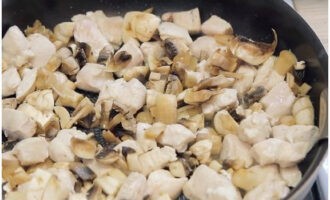 We chop the washed champignons and send them to the chicken fillet. Add salt, mix and simmer for about 10 minutes.