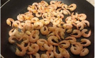 Place the shrimp here and fry them over high heat for about 1 minute.