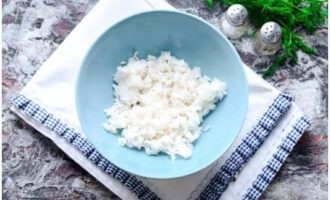 Pour the rice with a glass of water and cook over low heat under the lid until all the moisture is absorbed - transfer the cereal to a bowl.