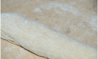 Dust the work surface with flour and form a sausage with a diameter of no more than 4 centimeters.